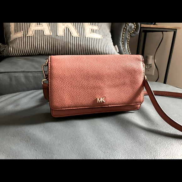 Michael Kors Crossbody in great condition. Used daily but has lots of life left. - Picture 1 of 5
